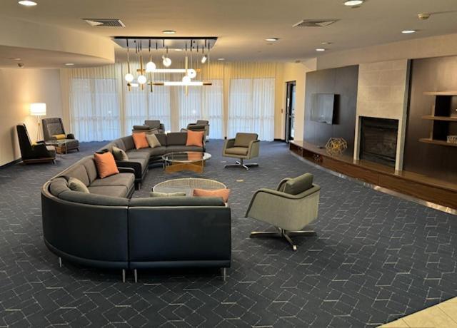 Courtyard By Marriott Kingston Hotel Buitenkant foto