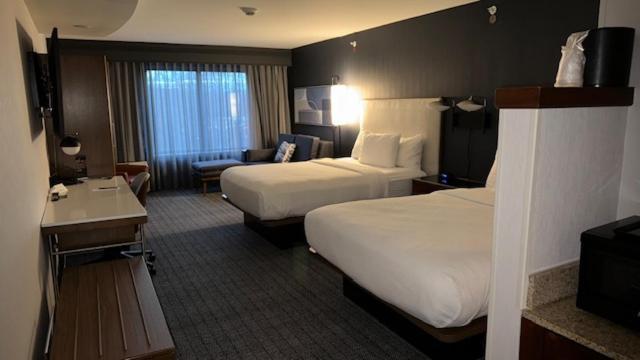 Courtyard By Marriott Kingston Hotel Buitenkant foto