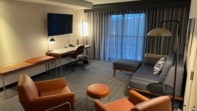 Courtyard By Marriott Kingston Hotel Buitenkant foto