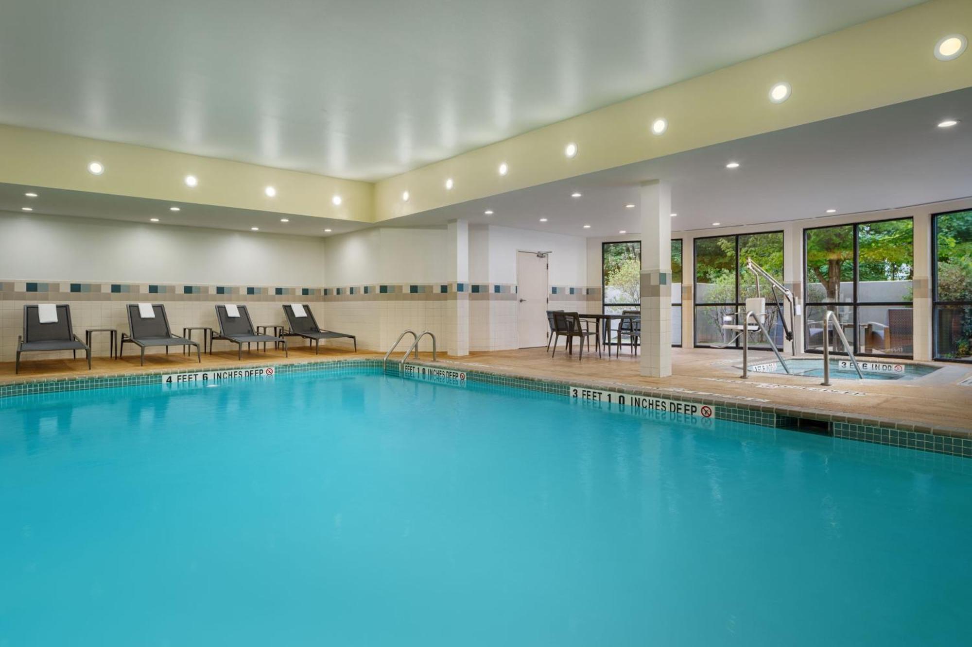 Courtyard By Marriott Kingston Hotel Buitenkant foto