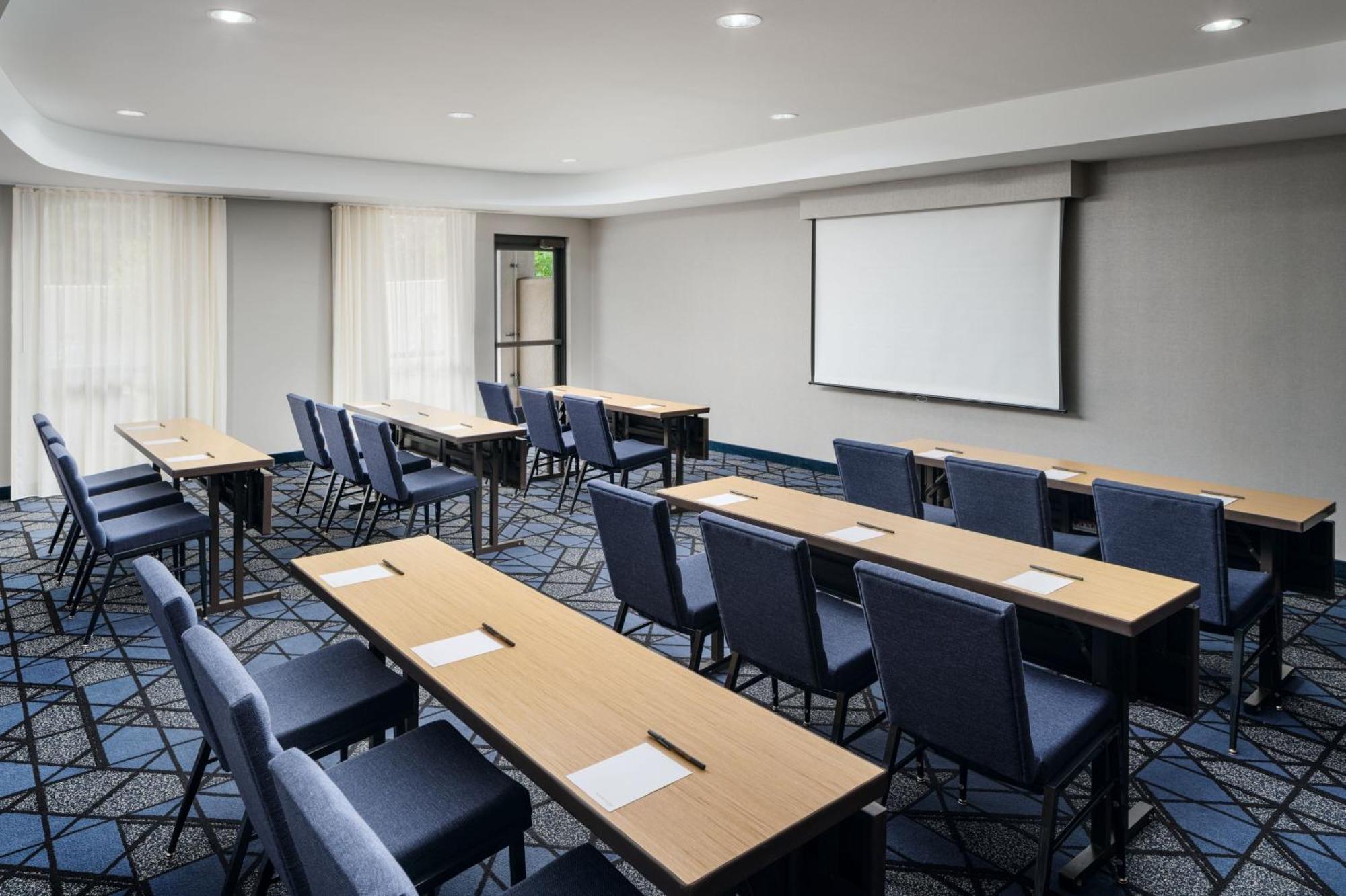 Courtyard By Marriott Kingston Hotel Buitenkant foto
