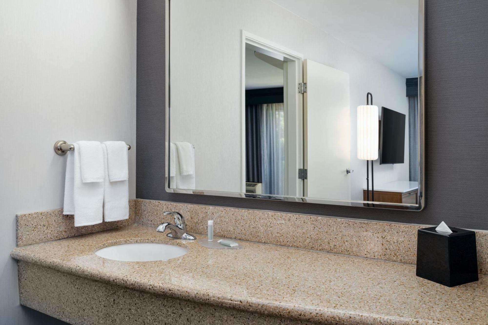 Courtyard By Marriott Kingston Hotel Buitenkant foto