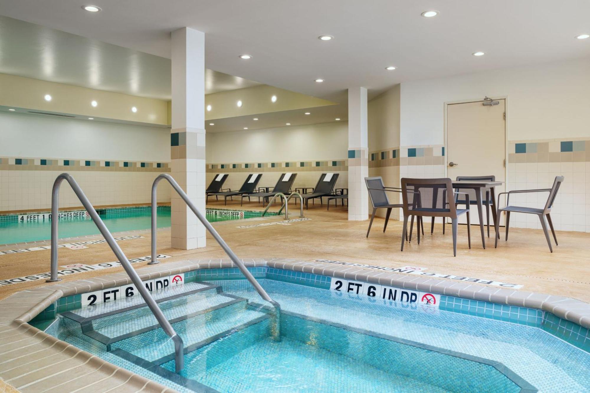 Courtyard By Marriott Kingston Hotel Buitenkant foto