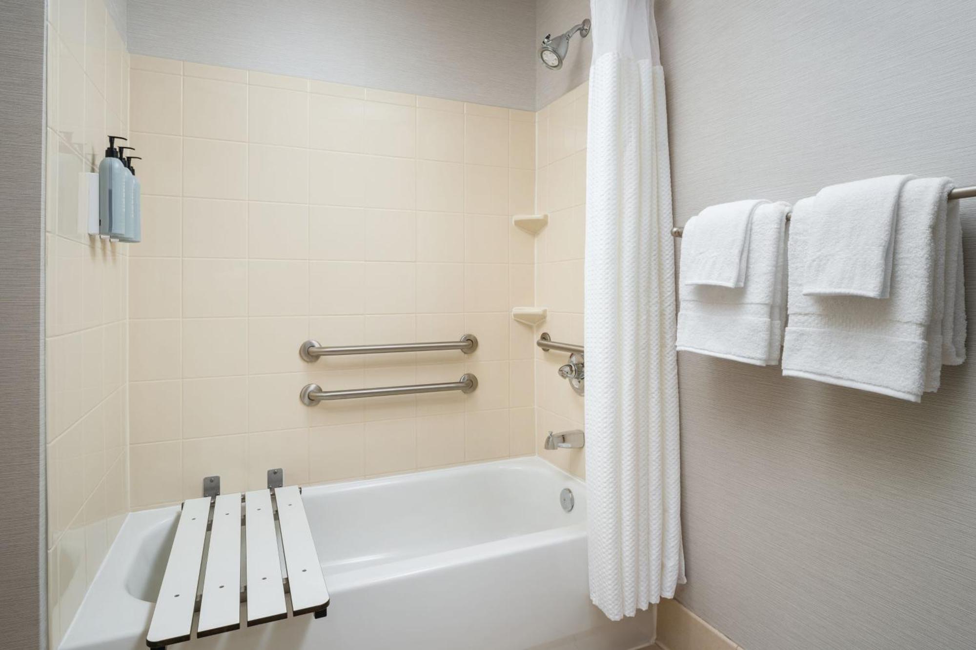 Courtyard By Marriott Kingston Hotel Buitenkant foto