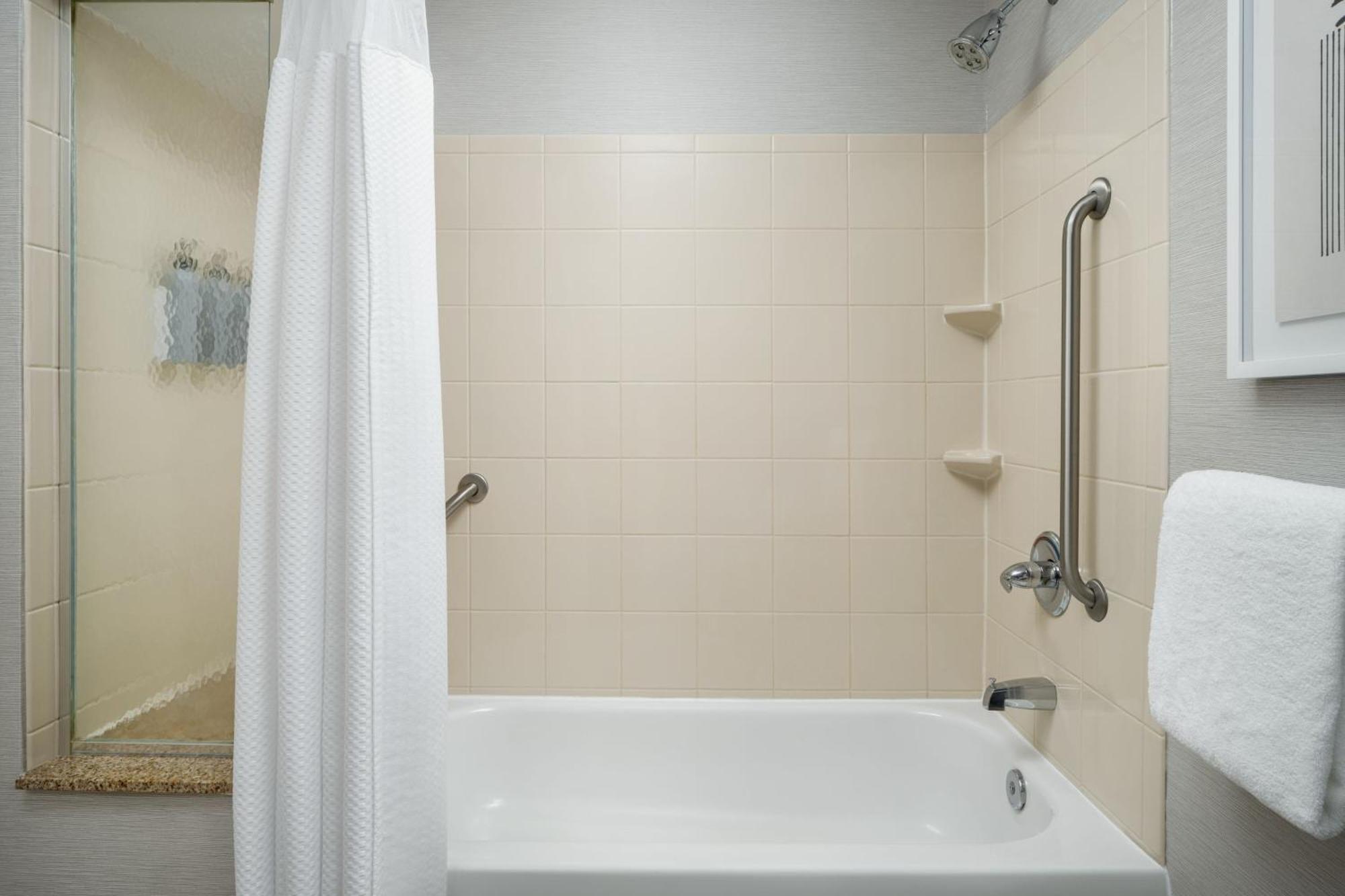 Courtyard By Marriott Kingston Hotel Buitenkant foto