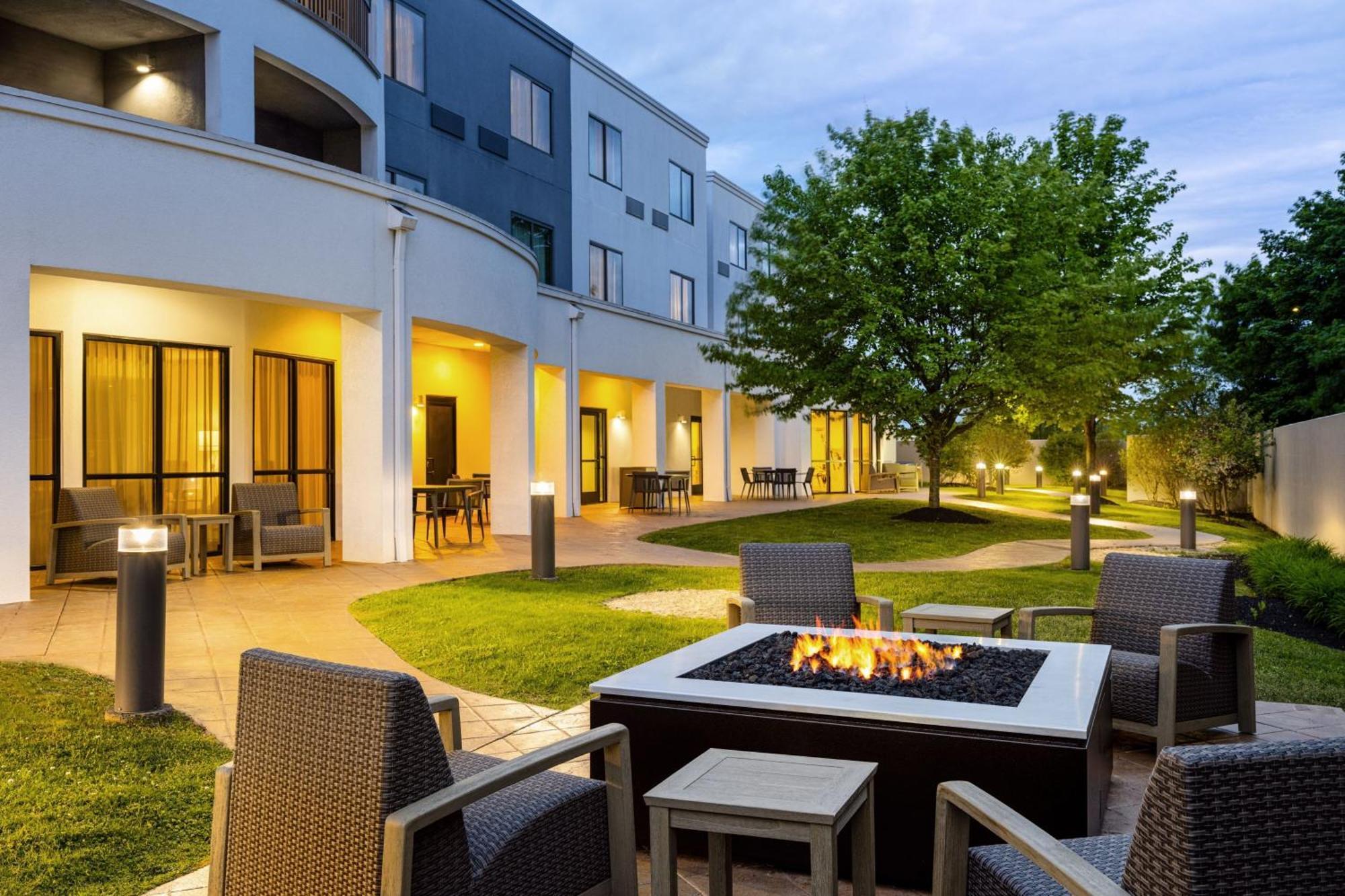 Courtyard By Marriott Kingston Hotel Buitenkant foto