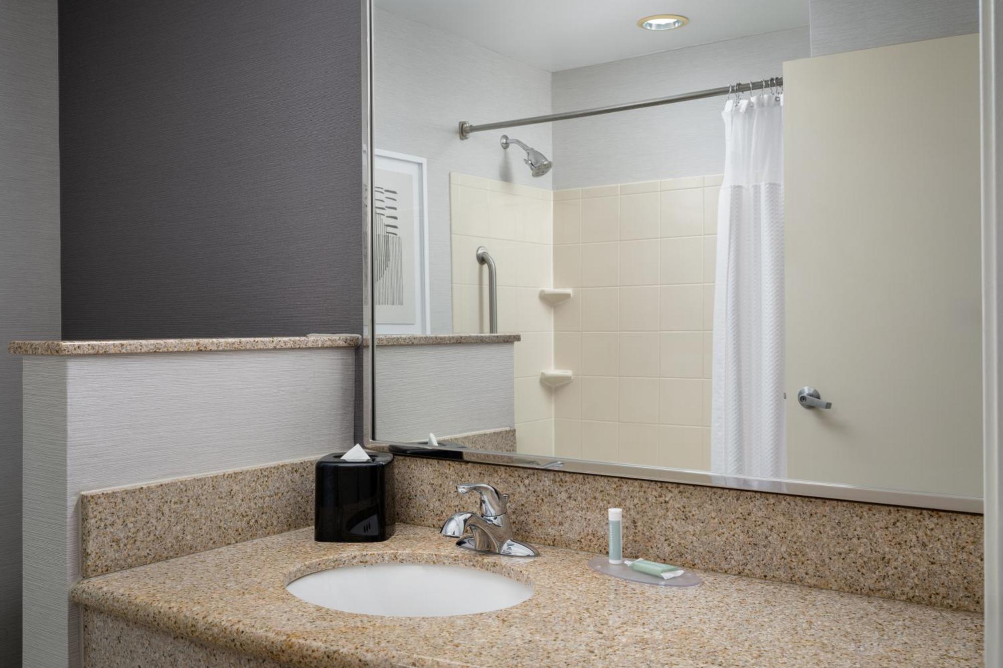 Courtyard By Marriott Kingston Hotel Buitenkant foto