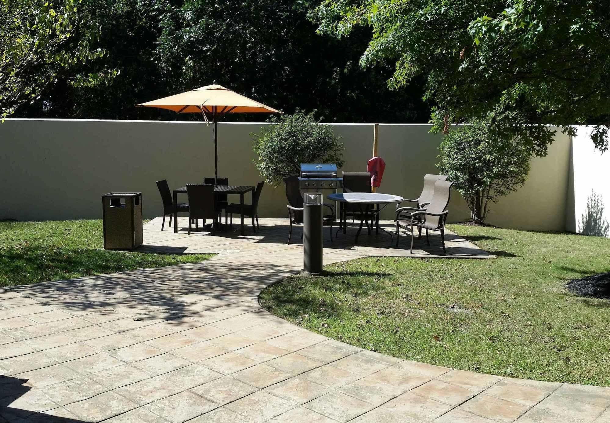 Courtyard By Marriott Kingston Hotel Buitenkant foto