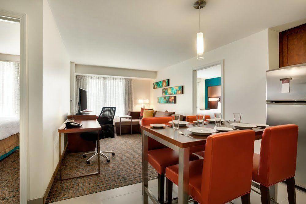 Courtyard By Marriott Kingston Hotel Buitenkant foto